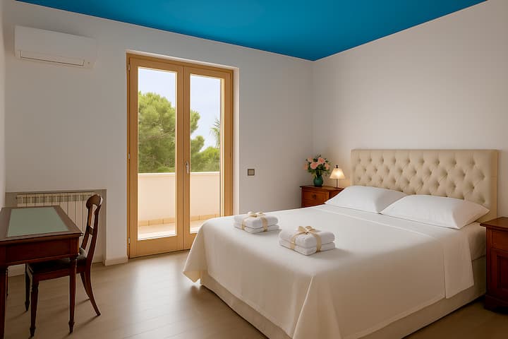 Camera da letto Master con Vista sul Golfo di Mondello. Letto matrimoniale queen size 160 x 190. 
Scrivania d'epoca, armadio 4 stagioni con ante scorrevoli. Comodini e cassettone. 