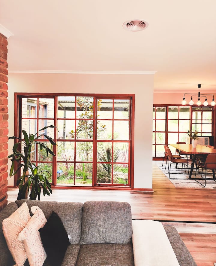 Family Friendly Farmstay-  Stunning Views And Spa - Melbourne