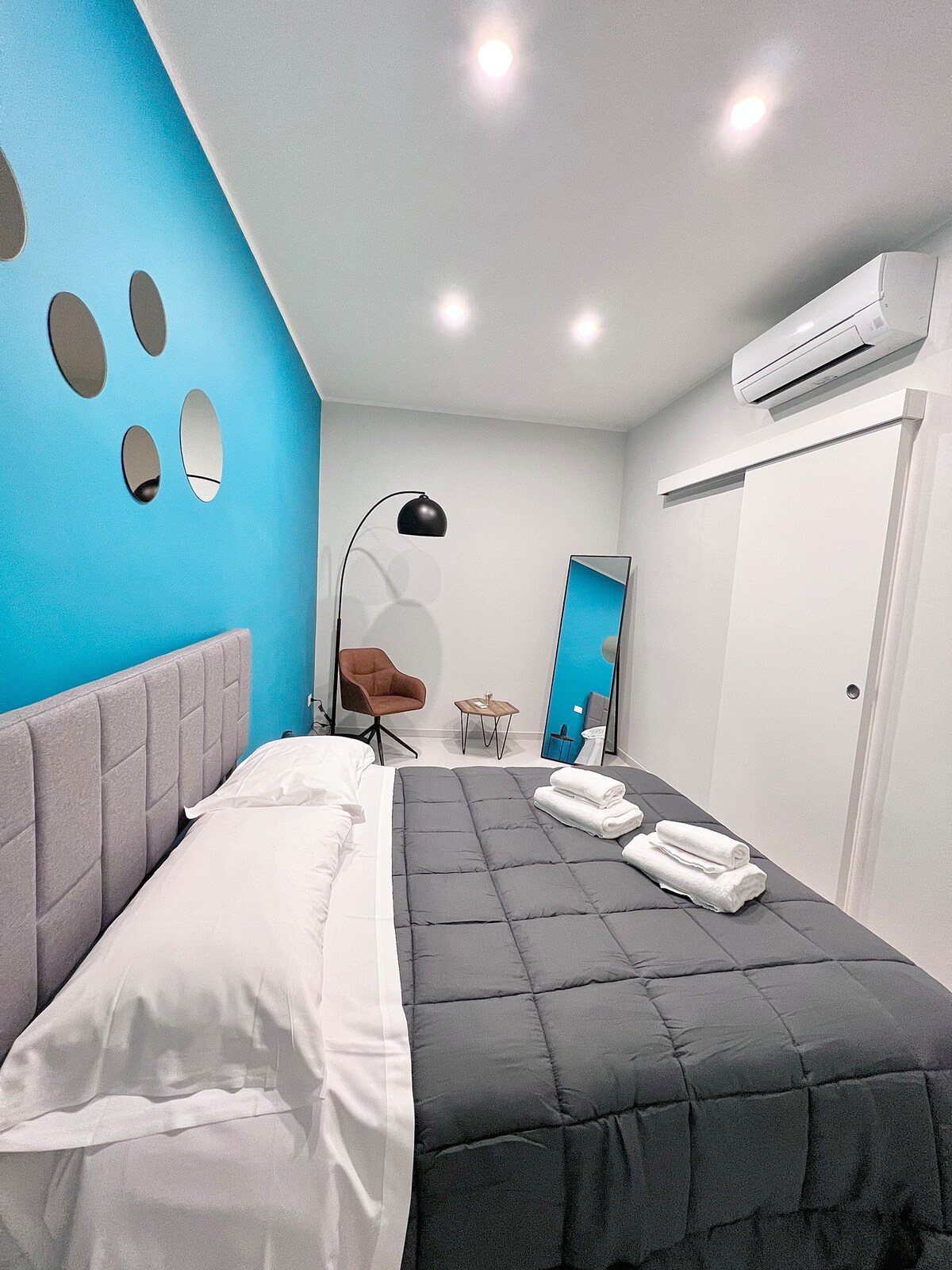 spálňa s manželskou posteľou