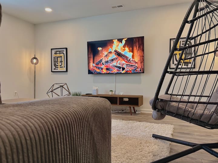 The Sapphire - Luxe Suite  Queen Beds  2000 Sqft - Gainesville, VA