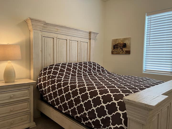 Dormitorio tamaño queen (un total de 4 dormitorios). Ventiladores de techo en todas las habitaciones.