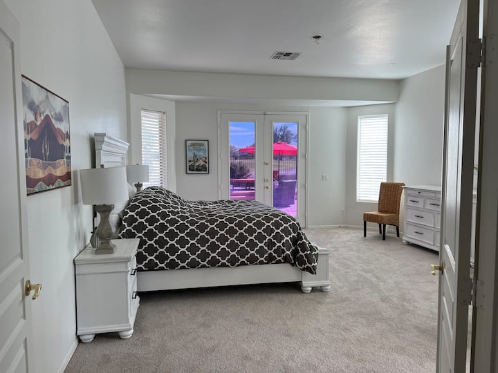 Amplio dormitorio principal/principal con una cama tamaño king. Sal por las puertas francesas del patio trasero. TV inteligente de 75 pulgadas con satélite (paquete prémium de TV directa) incluido. 