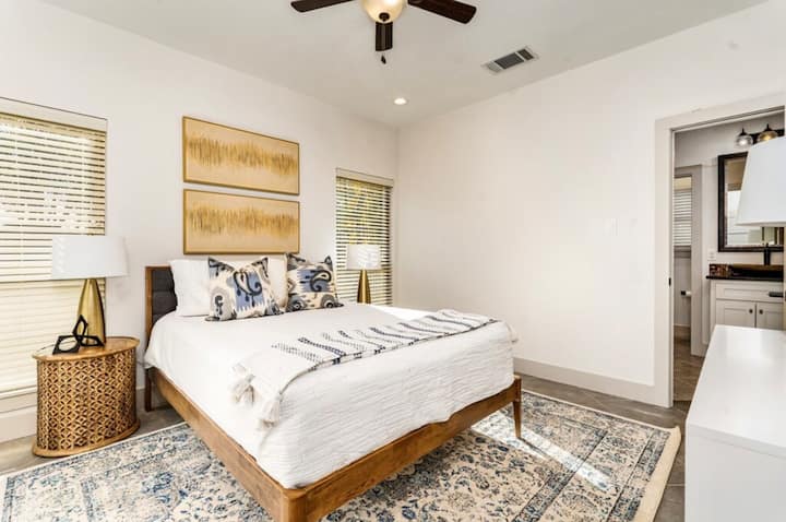 Главна спална соба/брачен кревет (широк 150 – 179 см) – телевизор во собата