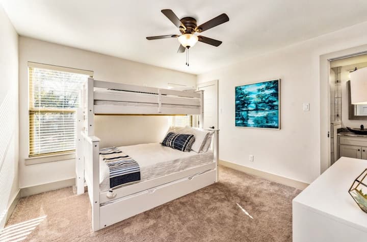 Горниот кревет е кревет за едно лице, долниот кревет е брачен кревет, а креветот на извлекување е брачен кревет. Може да се смести до 6 лица. Телевизор во собата