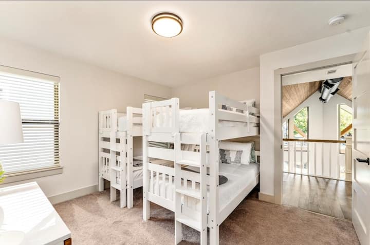 4 единечни кревета/телевизор во собата