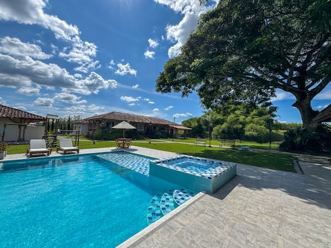 Exclusive country house with pool and jacuzzi