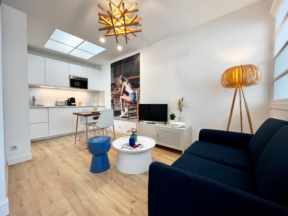Top performing Airbnb: Suites 83 – Cozy renovated apartment, city center & train station in Amiens