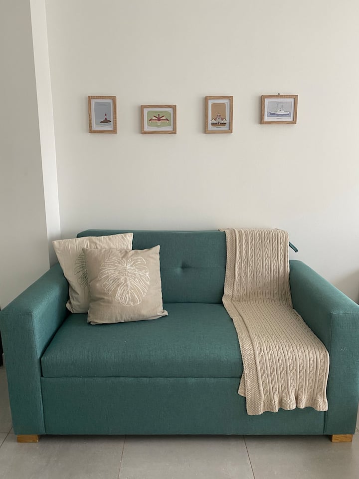 Sofá cama.
Medidas al armarlo 1,00 x 1,90