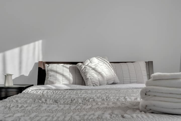 това приветливо помещение разполага с двойно легло и гардероб, идеално за допълнителни гости или членове на семейството. Декорирано с мисъл за вашия комфорт.