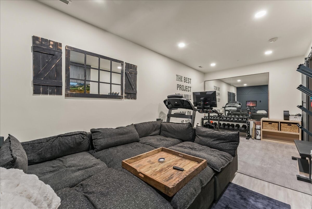 ספה ענקית שיכולה להלין 4 אם צריך! נשארת חשוכה ושקטה.