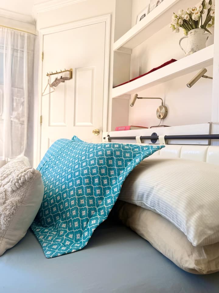 ️ La ropa de cama premium, las almohadas lujosas y la ropa de cama acogedora garantizan una noche de sueño reparador después de explorar Belleayre Mountain.