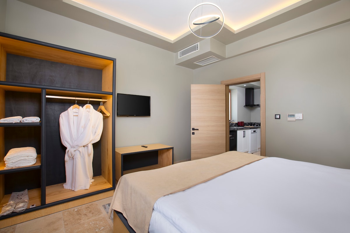 დელუქს-ოთახი: თანამედროვე ელეგანტურობა, რბილი თეთრეული და მოდური დეკორი იდეალური დასვენებისთვის!