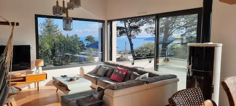 Sea-facing villa with hot tub and pool table