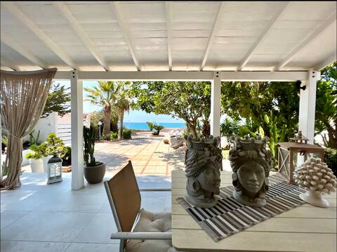 Oasis of the Moors
Panoramic villa on the Mediterranean