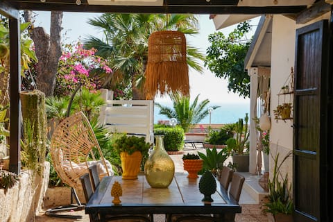 Oasi dei Mori
Panoramic villa overlooking the Mediterranean