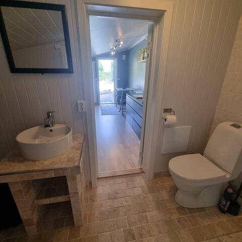 Successful Airbnb property: Guest room with private entrance. Free parking. in Hamar