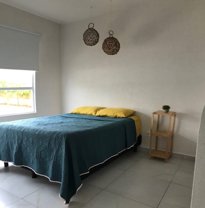 Dhomë gjumi kryesore me krevat dopio "queen", me ngrohje, me banjë private dhe perde të errëta për lehtësi.
