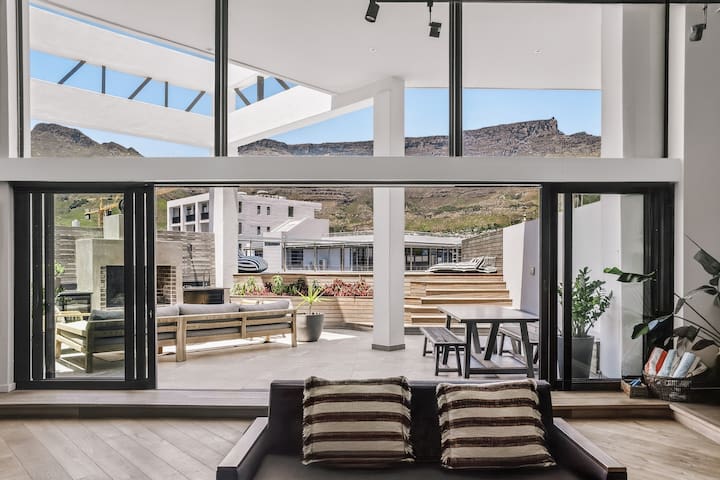 Penthouse, Heated Pool & Table Mountain View