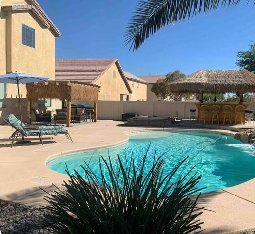 Vegas oasis, central location 4 bd 3 bath & pool