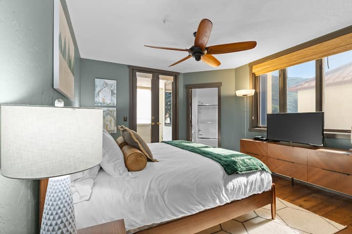 Bedroom 2 is a second main suite with its own en-suite, access to large patio, king sized luxurious bed.  