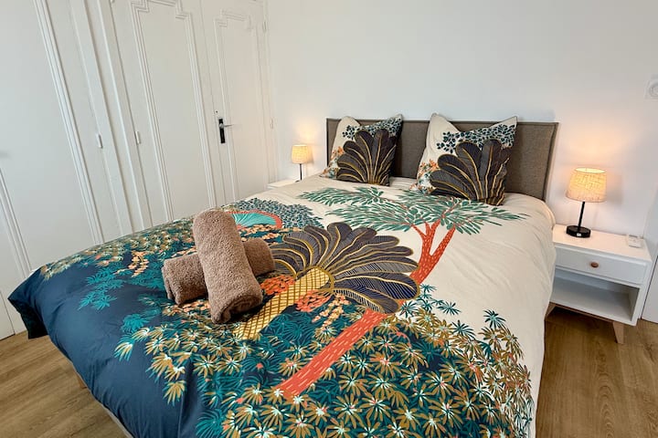 เตียงมีขนาด 160 ซม. x 200 ซม.