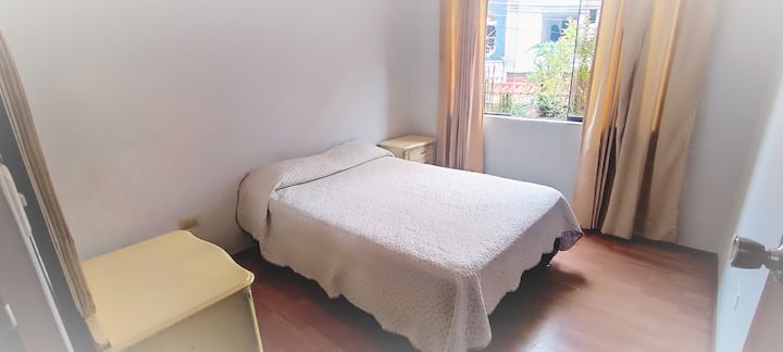 ห้องหลักสว่างมากขนาด 3.15 ม. x 2.76 ม. มี: ลูกกวาด โคมไฟ และโต๊ะเครื่องแป้ง