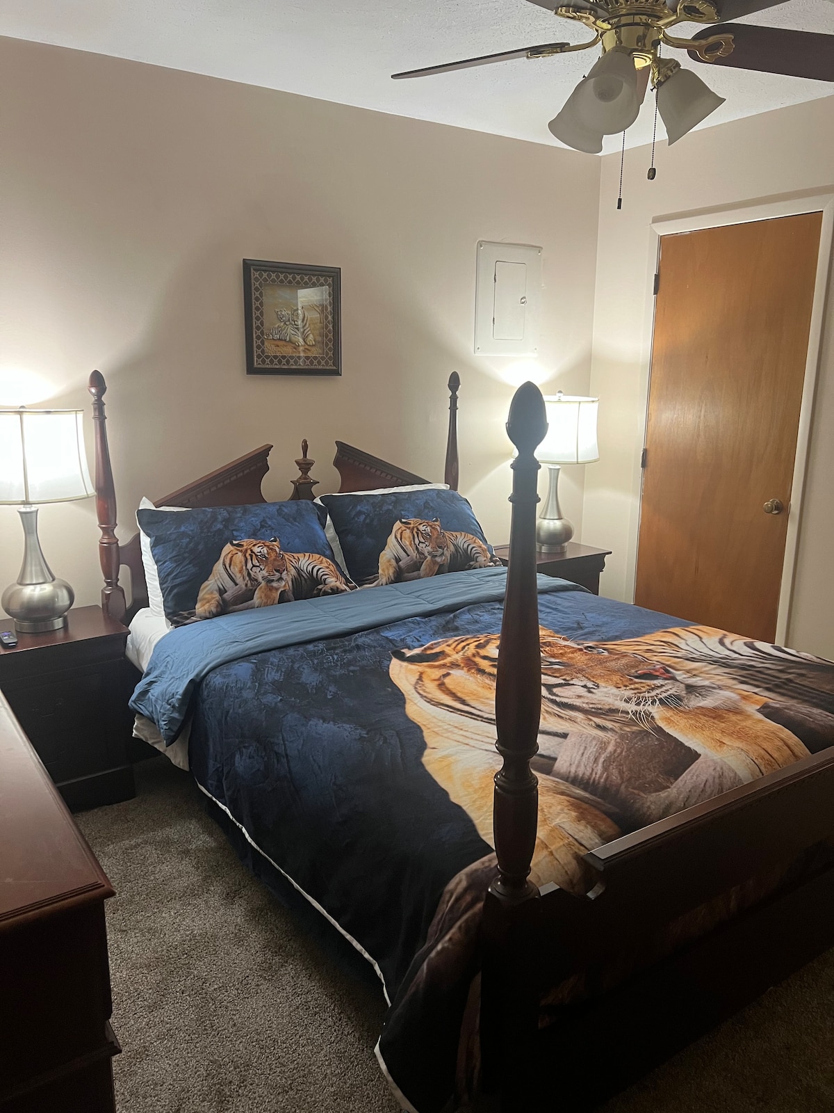 Chambre principale avec salle de bain