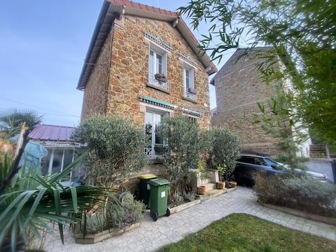 Detached house on the outskirts of Paris/Paris Expo