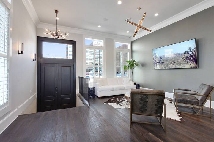 Luxury Single-family Home In Downtown gallery image 2