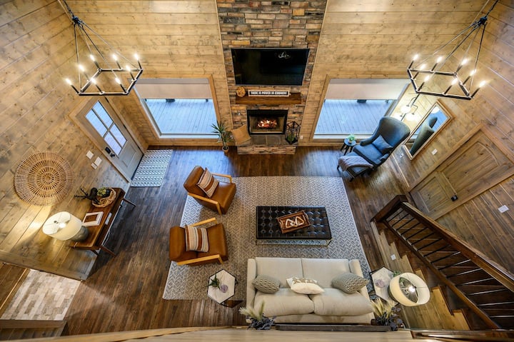 New! Peak-a-boo Pines - Game Loft, Hot Tub, Firepl - Broken Bow, OK