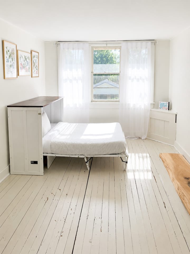 Espacio abierto y amplio en este dormitorio de la planta alta, adyacente a la habitación para “prepararse” y a la segunda sala de estar. La habitación se enfría con un aparato split y también tiene un ventilador portátil para su comodidad.