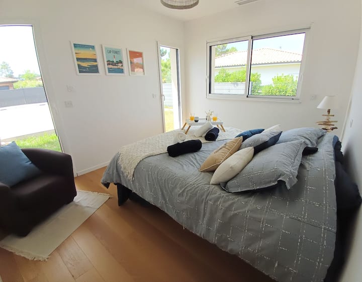 ¡En la planta baja, la suite principal le ofrece un nido íntimo con una cómoda cama doble de 160, un baño con una hermosa ducha italiana contigua con inodoro y un amplio espacio de vestidor para una estancia inolvidable solo para usted!