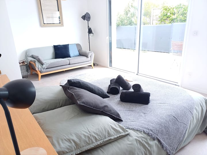 Habitación amplia y luminosa en la planta baja, con acceso a una terraza privada. Tiene una cama doble de 140 cm, un gran armario de almacenamiento, así como un baño con ducha y aseo contiguo para mayor comodidad.