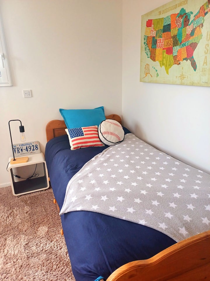 Arriba, un dormitorio amplio y cuidadosamente equipado con una cama individual de 90 muy cómoda, un escritorio y un vestidor. Ideal para una persona, este espacio ofrece un ambiente tranquilo y propicio para la tranquilidad.