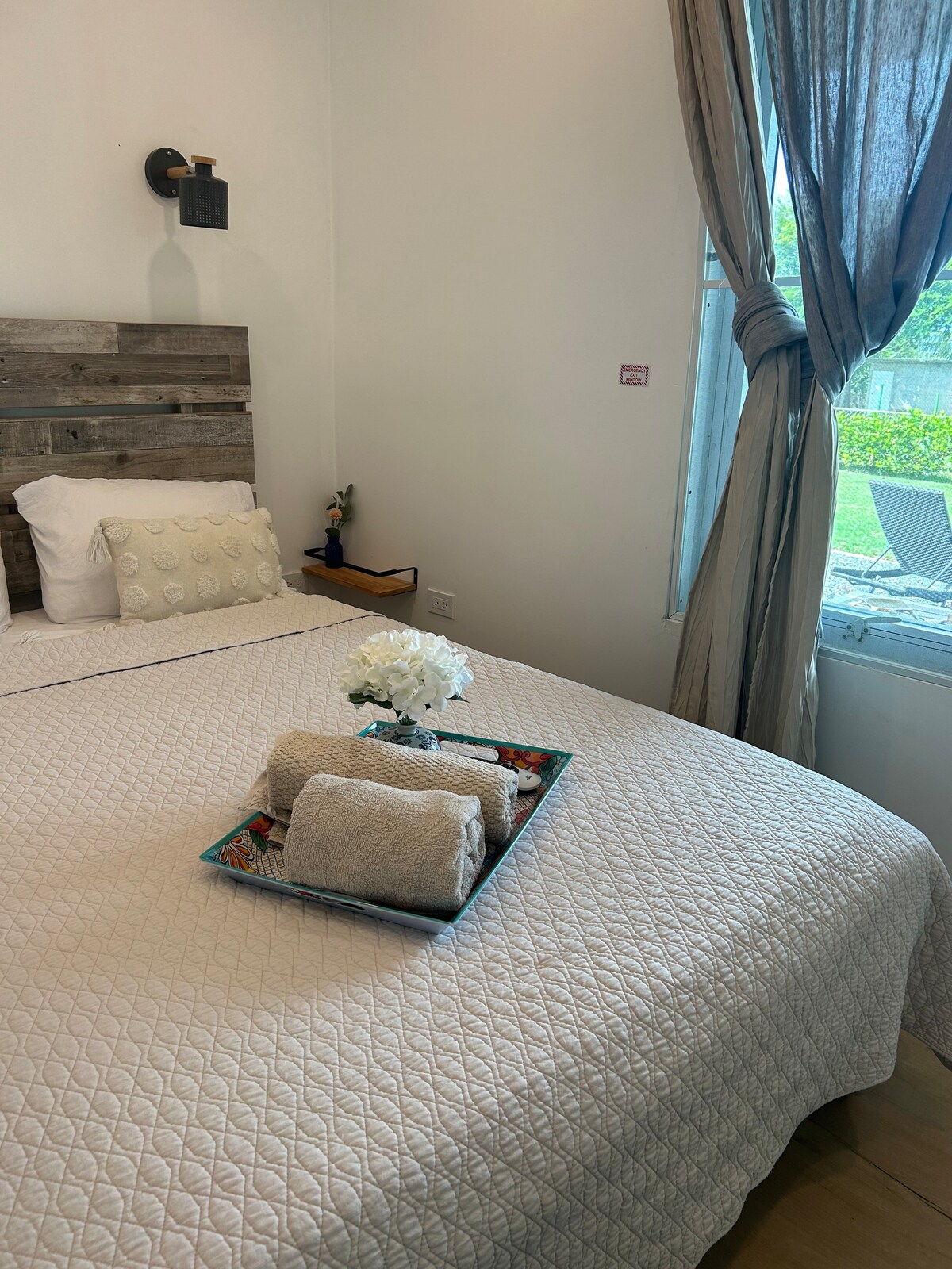 Bračni krevet (širine 150 – 179 cm) s pogledom 