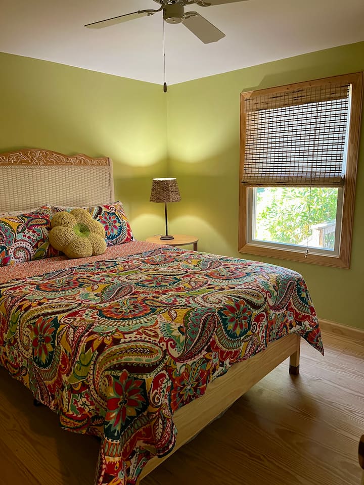 Оваа соба е мала, но има простран плакар и голем светол прозорец. Исто така и Twin trundle. 
