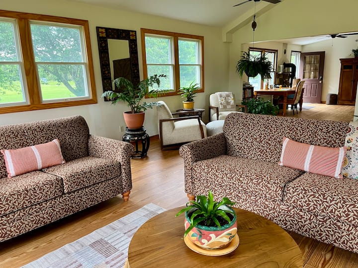 Поглед од дневната соба кон влезната врата во заднина. Многу отворено, пространо и пространо. Сепак, пријатно! 