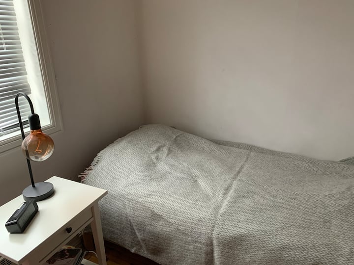 Krevet za jednu osobu - mala spavaća soba u podrumu