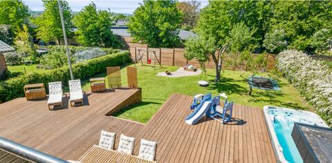 Stunning new spacious house with heated spa/pool