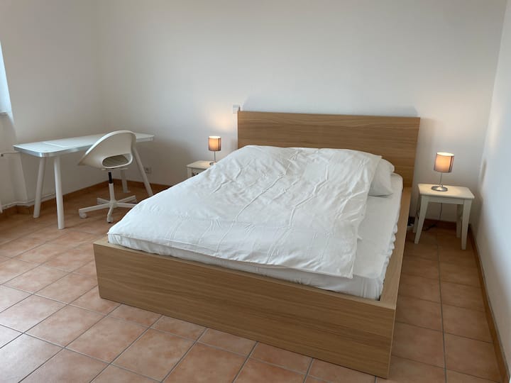 Das Bett ist 1,60m breit. Das Schlafzimmer kann verdunkelt werden. Die Bettwäsche und Handtücher werden von Wäscherei gpe Mainz gereinigt.