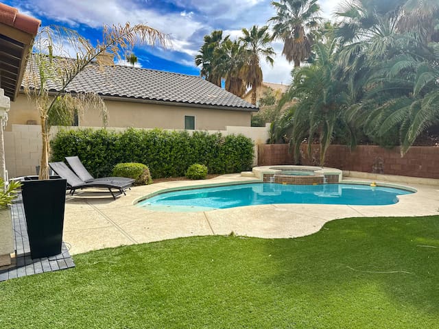 Private Oasis w/pool & jacuzzi