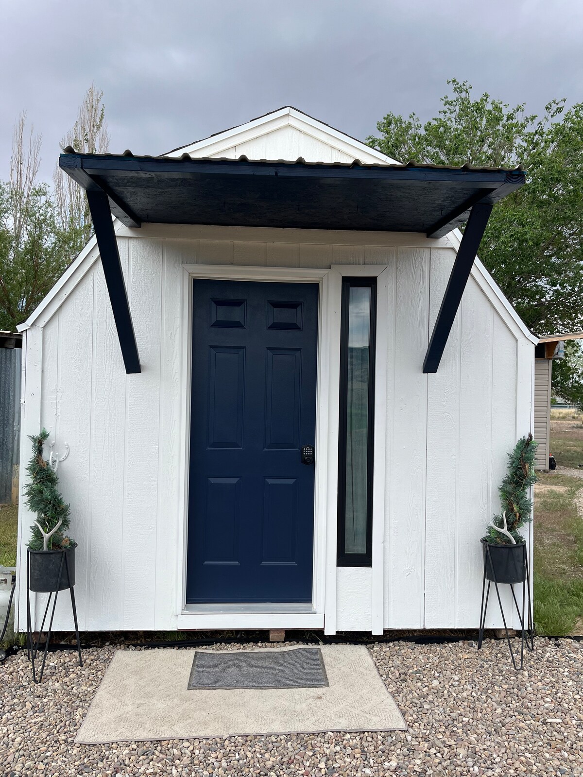 Split Mountain’s Loo with a View Tiny houses for Rent in Jensen, Utah