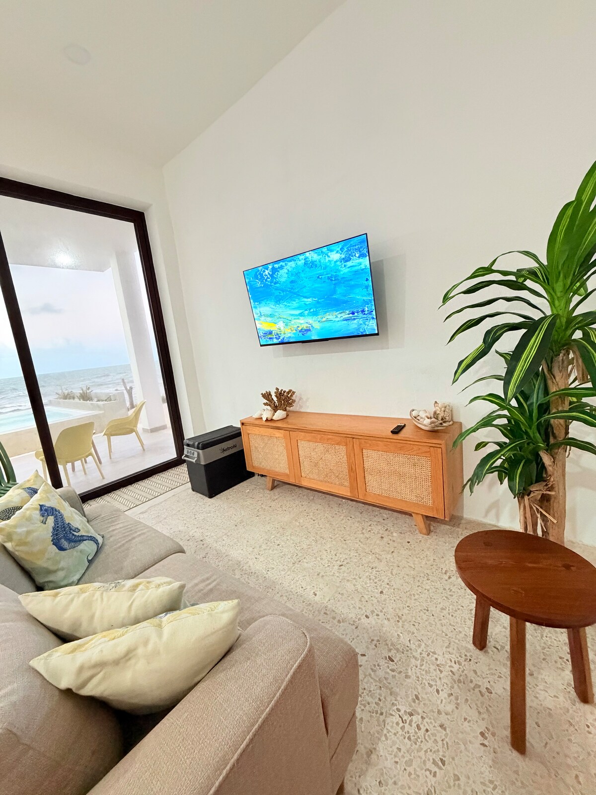 Successful Airbnb property: Casa Playa Telchac on the shore of the sea-remodeled in Telchac Puerto
