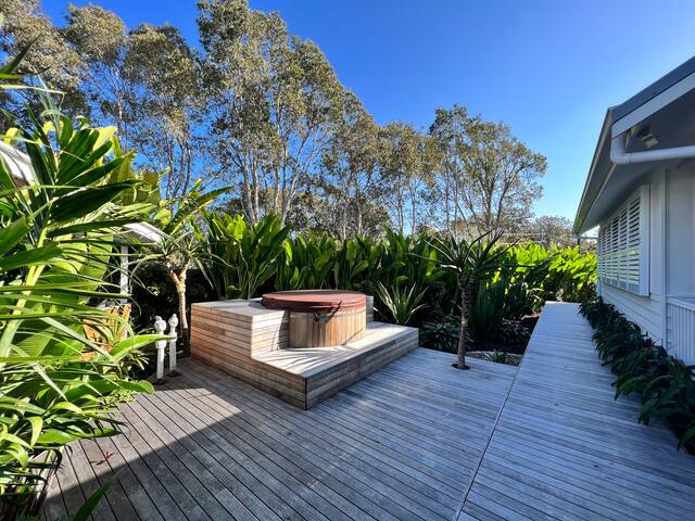 Tropical Beach House & Cedar Hot Tub gallery image 4