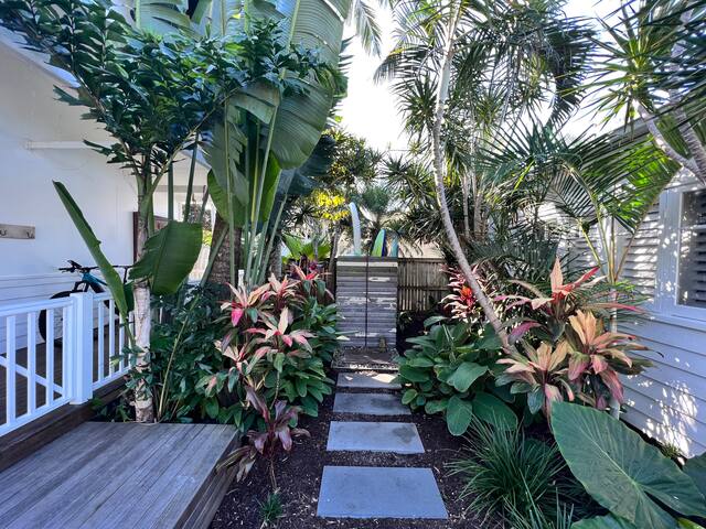 Tropical Beach House & Cedar Hot Tub gallery image 2