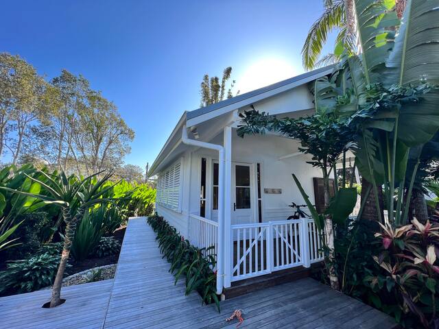 Tropical Beach House & Cedar Hot Tub gallery image 3