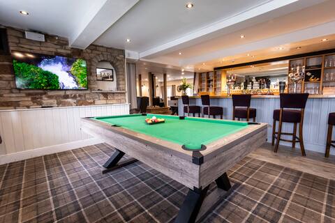 New Hobbit, Bar. Stunning Views, Sleeps 42 HotTub
