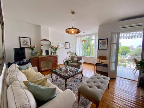 Top Floor 2 Bed with View of Venetian Walls