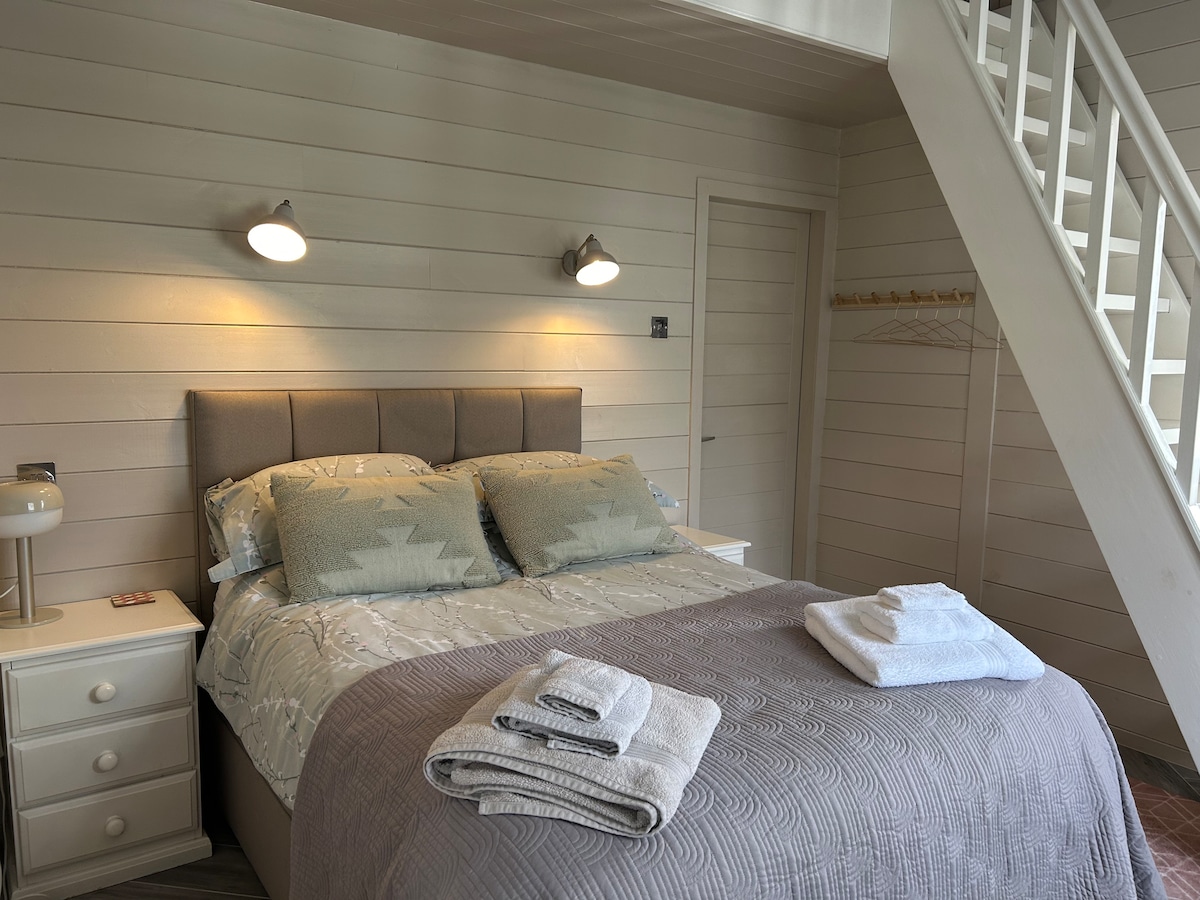 ห้องนอนนี้มีห้องน้ำในตัวพร้อมที่อาบน้ำฝักบัวคู่และอ่างล้างหน้าคู่