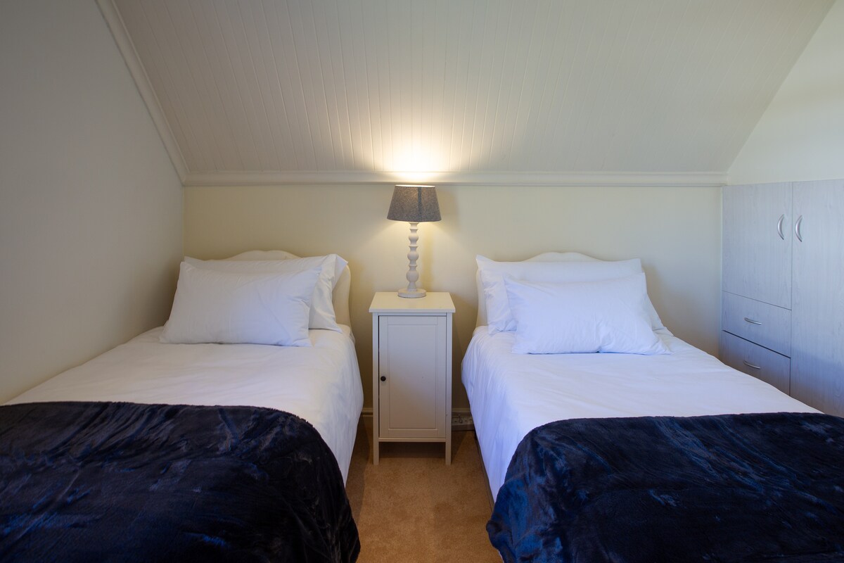 楼上卧室有2张单人床，如有需要，可转换为加大双人床。